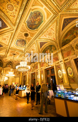 Innenraum der Wiener Oper, Wien, Österreich, Mitteleuropa Stockfoto