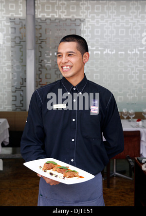 Kellner im Restaurant MAP mit Cuy Drumsticks Schüssel, Cuzco, Peru. Stockfoto