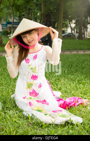 Vietnam traditionellen Tuch Ao Dai modellieren, Nhan, 20, Hanoi, Vietnam Stockfoto
