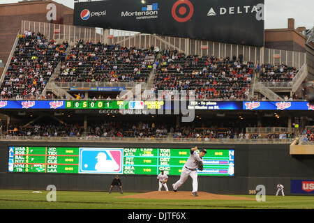 Minnesota Twins ab Krug Carl Pavano #48 Stellplätze im 1. Inning während die Zwillinge erste Ausstellung-Baseballspiel im Zielfeld in Minneapolis, Minnesota. (Kredit-Bild: © Marilyn Indahl/Southcreek Global/ZUMApress.com) Stockfoto
