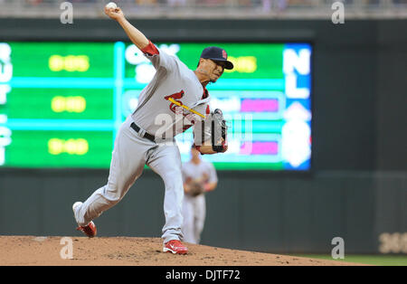 St. Louis Cardinals ab Krug Kyle Lohse #26 Stellplätze zu den Minnesota Twins im 1. Inning während die Zwillinge erste Ausstellung-Baseballspiel im Zielfeld in Minneapolis, Minnesota. (Kredit-Bild: © Marilyn Indahl/Southcreek Global/ZUMApress.com) Stockfoto