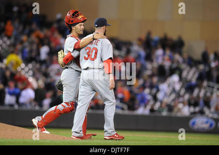 St. Louis Cardinals Pitcher Jason Motte und St. Louis Cardinals Catcher Matt Pagnozzi #19 feiern den 8-4 Sieg bei den Zwillingen erste Ausstellung-Baseballspiel im Zielfeld in Minneapolis, Minnesota.  Die Cardinals geschlagen die Zwillinge 8-4. (Kredit-Bild: © Marilyn Indahl/Southcreek Global/ZUMApress.com) Stockfoto