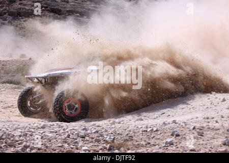 27. März 2010-Klasse 10 #1099 angetrieben von Steve Restivo explodiert aus einem tiefen Schlamm gefüllten Loch, während des Wettkampfes in Schnarchen, Mint 400 Off-Road Rennen außerhalb Las Vegas Nevada. (Kredit-Bild: © Mike Ingalsbee/Southcreek Global/ZUMApress.com) Stockfoto