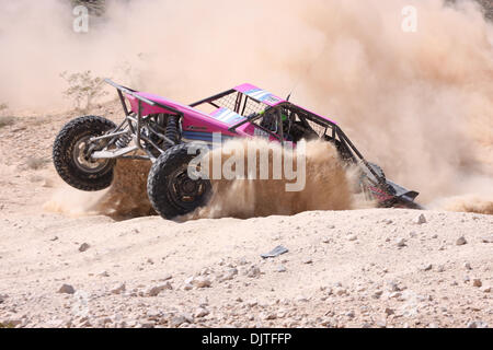 27. März 2010 Klasse 10 Buggy Gewinner Bekki Wik (#1007) explodiert aus ein riesiges Loch mit Schlamm gefüllt und Felsen bei Schnarchen, Mint 400 Off-Road-Rennen außerhalb Las Vegas Nevada. (Kredit-Bild: © Mike Ingalsbee/Southcreek Global/ZUMApress.com) Stockfoto