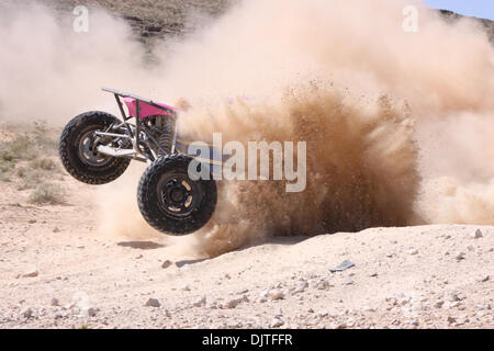 27. März 2010 Klasse 10 Buggy Gewinner Bekki Wik (#1007) explodiert aus ein riesiges Loch mit Schlamm gefüllt und Felsen bei Schnarchen, Mint 400 Off-Road-Rennen außerhalb Las Vegas Nevada. (Kredit-Bild: © Mike Ingalsbee/Southcreek Global/ZUMApress.com) Stockfoto