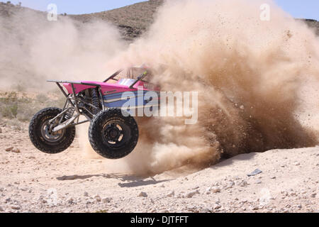 27. März 2010 Klasse 10 Buggy Gewinner Bekki Wik (#1007) explodiert aus ein riesiges Loch mit Schlamm gefüllt und Felsen bei Schnarchen, Mint 400 Off-Road-Rennen außerhalb Las Vegas Nevada. (Kredit-Bild: © Mike Ingalsbee/Southcreek Global/ZUMApress.com) Stockfoto