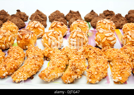 Kekse und Gebäck auf weißem Hintergrund Stockfoto
