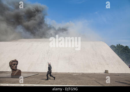 Sao Paulo, Brasilien. 29. November 2013. Feuerwehrleute löschen ein Feuer, das durch ein großes Auditorium in Sao Paulo Latin America Memorial, eine politische, kulturelle fegte und Freizeitkomplex, entworfen von dem Architekten Oscar Niemeyer. Beamte sagten, die 1.600 Kapazität Simón Bolívar Auditorium zur Zeit leer war. Zwei Feuerwehrleute mussten für Rauchvergiftung behandelt werden. Der Sitz des lateinamerikanischen Parlaments ist Teil der Gedenkstätte und wurde nicht durch das Feuer beschädigt. © Victor Moriyama/ZUMA Wire/ZUMAPRESS.com/Alamy Live-Nachrichten Stockfoto