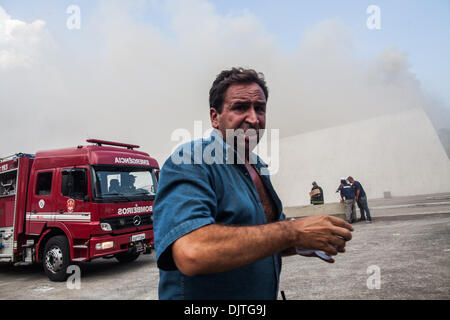 Sao Paulo, Brasilien. 29. November 2013. Feuerwehrleute löschen ein Feuer, das durch ein großes Auditorium in Sao Paulo Latin America Memorial, eine politische, kulturelle fegte und Freizeitkomplex, entworfen von dem Architekten Oscar Niemeyer. Beamte sagten, die 1.600 Kapazität Simón Bolívar Auditorium zur Zeit leer war. Zwei Feuerwehrleute mussten für Rauchvergiftung behandelt werden. Der Sitz des lateinamerikanischen Parlaments ist Teil der Gedenkstätte und wurde nicht durch das Feuer beschädigt. © Victor Moriyama/ZUMA Wire/ZUMAPRESS.com/Alamy Live-Nachrichten Stockfoto