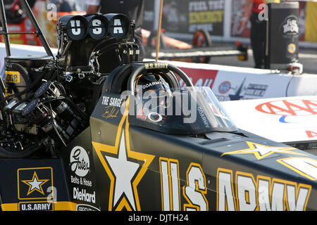 1. Mai 2010: Full Throttle Series NHRA Treiber Tony Schumacher in seiner US-Armee Top Fuel Dragster am letzten Tag der Qualifikation bei den AAA Insurance NHRA Midwest Nationals auf dem Gateway International Raceway in Madison, Illinois. Obligatorische Credit - Scott Kane / Southcreek Global. (Kredit-Bild: © Scott Kane/Southcreek Global/ZUMApress.com) Stockfoto