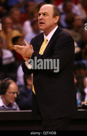 UCLA Cheftrainer Ben Howland fordert seine Mannschaft auf, während der ersten Hälfte des Pacific Life-Pac-10-Turnier Halbfinale zwischen UCLA und Cal im Staples Center. (Kredit-Bild: © Tony Leon/Southcreek Global/ZUMApress.com) Stockfoto