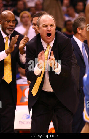 UCLA Cheftrainer Ben Howland lobt sein Team nach UCLA auf einem 7-0 Lauf am Ende der ersten Hälfte, in der ersten Hälfte des Pacific Life-Pac-10-Turnier Halbfinales zwischen UCLA und Cal im Staples Center ging.  UCLA führt Cal 39-35 in der Mitte. (Kredit-Bild: © Tony Leon/Southcreek Global/ZUMApress.com) Stockfoto