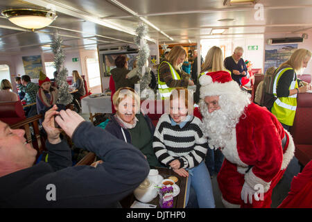 Windermere, Großbritannien. 30. November 2013.  Santa kommt von Seen Dampfer The Swan - Teil der Passagierflotte Kreuzfahrten auf dem See Windermere - trifft die Kinder an Bord Credit: Shoosmith Sammlung/Alamy Live News Stockfoto