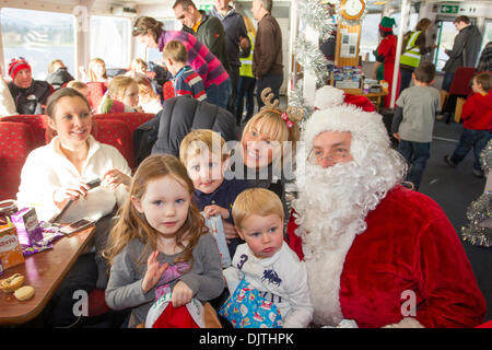 Windermere, Großbritannien. 30. November 2013.  Santa kommt von Seen Dampfer The Swan - Teil der Passagierflotte Kreuzfahrten auf dem See Windermere - trifft die Kinder an Bord Credit: Shoosmith Sammlung/Alamy Live News Stockfoto