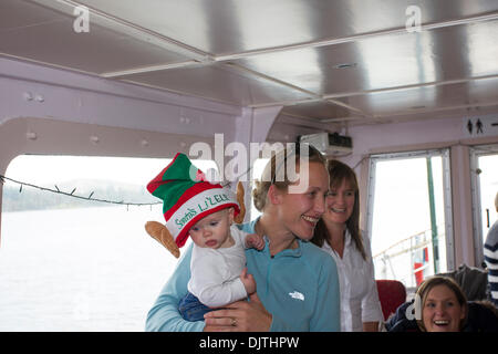 Windermere, Großbritannien. 30. November 2013.  Santa kommt von Seen Dampfer-trifft sich die Kinder an Bord Credit: Shoosmith Sammlung/Alamy Live News Stockfoto