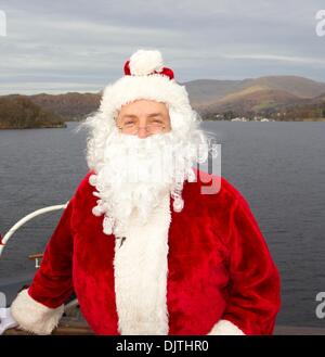 Windermere, Großbritannien. 30. November 2013.  Santa kommt von Seen Dampfer-trifft sich die Kinder an Bord geht dann von Pferdegespannen Trainer wechseln auf Städte Christmas Lights Credit: Shoosmith Sammlung/Alamy Live News Stockfoto