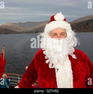 Windermere, Großbritannien. 30. November 2013.  Santa kommt von Seen Dampfer-trifft sich die Kinder an Bord geht dann von Pferdegespannen Trainer wechseln auf Städte Christmas Lights Credit: Shoosmith Sammlung/Alamy Live News Stockfoto