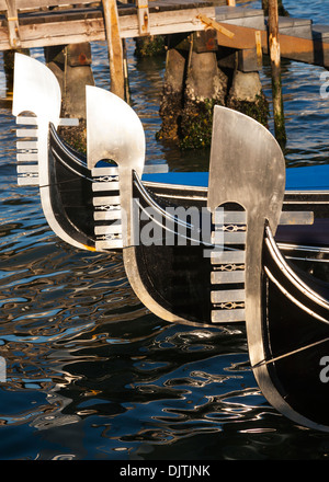 Detail-Aufnahme der Gondel Bögen vertäut am Canal Grande, Venedig, Veneto, Italien. Stockfoto