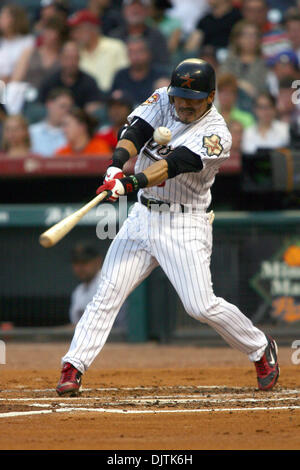 Houston Astros Infielder Kazuo Matsui (3) Foulspiel von diesein ab. Die Houston Astros schlagen die Florida Marlins 5 - 4 im Minute Maid Park in Houston Texas. (Kredit-Bild: © Luis Leyva/Southcreek Global/ZUMApress.com) Stockfoto