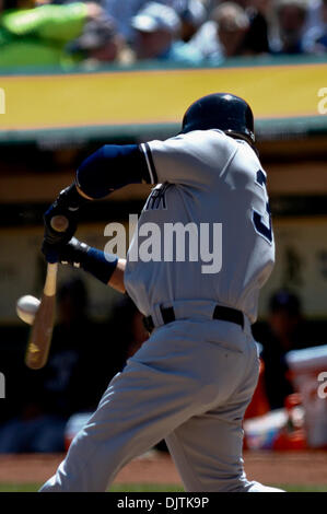 22. April 2010: Oakland, CA: Oakland Athletics hosten die New York Yankees.   New York Yankees Recht Fielder verdoppelt sich Nick Swisher #33 ins linke Feld.  Oakland gewann das Spiel 4: 2. (Kredit-Bild: © Dinno Kovic/Southcreek Global/ZUMApress.com) Stockfoto
