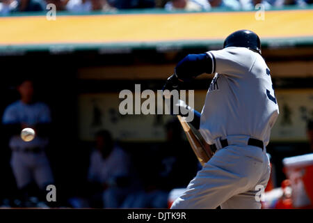 22. April 2010: Oakland, CA: Oakland Athletics hosten die New York Yankees.   New York Yankees Recht Fielder Nick Swisher #33 nimmt eine Schaukel.  Oakland gewann das Spiel 4: 2. (Kredit-Bild: © Dinno Kovic/Southcreek Global/ZUMApress.com) Stockfoto