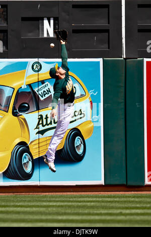 22. April 2010: Oakland, CA: Oakland Athletics hosten die New York Yankees.   Oakland A Matt Carson (#25) verfehlt den Fang von New York Yankees Recht Fielder Nick Swisher #33 getroffen.  Oakland gewann das Spiel 4: 2. (Kredit-Bild: © Dinno Kovic/Southcreek Global/ZUMApress.com) Stockfoto