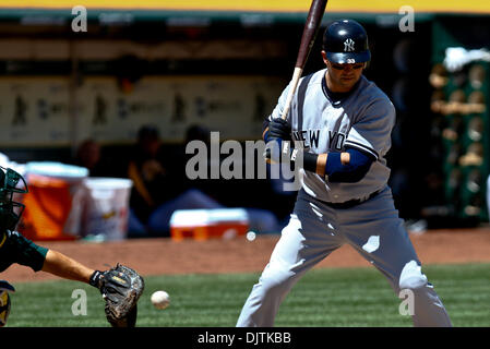 22. April 2010: Oakland, CA: Oakland Athletics hosten die New York Yankees.   New York Yankees Recht Fielder Nick Swisher #33 ist bei Bat, die gerade des Ball für einen Ball herein.  Oakland gewann das Spiel 4: 2. (Kredit-Bild: © Dinno Kovic/Southcreek Global/ZUMApress.com) Stockfoto