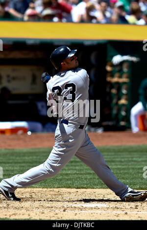 22. April 2010: Oakland, CA: Oakland Athletics hosten die New York Yankees.   New York Yankees Recht Fielder Nick Swisher #33 nimmt eine Schaukel.  Oakland gewann das Spiel 4: 2. (Kredit-Bild: © Dinno Kovic/Southcreek Global/ZUMApress.com) Stockfoto
