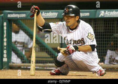 Houston Astros Infielder Kazuo Matsui (3) erstreckt sich im Kreis auf Deck. Die Arizona Diamondbacks schlagen die Houston Astros 6 - 3 im Minute Maid Park in Houston Texas. (Kredit-Bild: © Luis Leyva/Southcreek Global/ZUMApress.com) Stockfoto