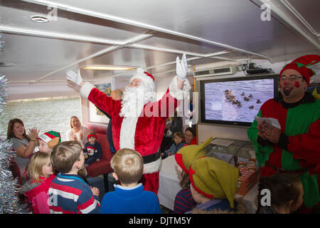 Windermere, Großbritannien. 30. November 2013.  Santa kommt von Seen Dampfer The Swan - Teil der Passagierflotte Kreuzfahrten auf dem See Windermere - trifft die Kinder an Bord Credit: Shoosmith Sammlung/Alamy Live News Stockfoto