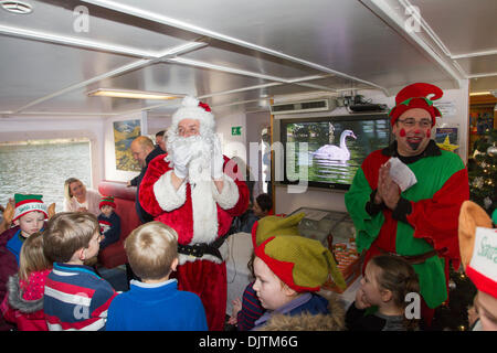 Windermere, Großbritannien. 30. November 2013.  Santa kommt von Seen Dampfer The Swan - Teil der Passagierflotte Kreuzfahrten auf dem See Windermere - trifft die Kinder an Bord Credit: Shoosmith Sammlung/Alamy Live News Stockfoto