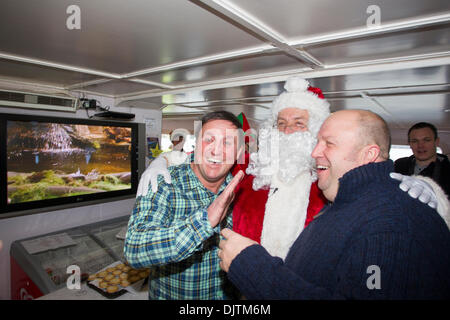 Windermere, Großbritannien. 30. November 2013.  Santa kommt von Seen Dampfer The Swan - Teil der Passagierflotte Kreuzfahrten auf dem See Windermere - trifft die Kinder an Bord Credit: Shoosmith Sammlung/Alamy Live News Stockfoto