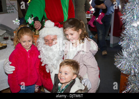 Windermere, Großbritannien. 30. November 2013.  Santa kommt von Seen Dampfer The Swan - Teil der Passagierflotte Kreuzfahrten auf dem See Windermere - trifft die Kinder an Bord Credit: Shoosmith Sammlung/Alamy Live News Stockfoto