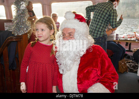 Windermere, Großbritannien. 30. November 2013.  Santa kommt von Seen Dampfer The Swan - Teil der Passagierflotte Kreuzfahrten auf dem See Windermere - trifft die Kinder an Bord Stockfoto