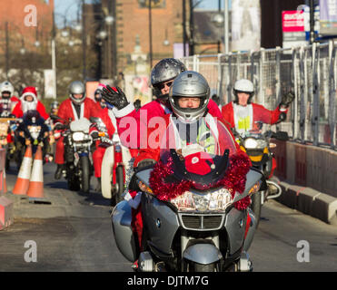 Stockton on Tees, UK. 30. November 2013. Über 100 Mitglieder der Grenze 500 Motorrad-Gruppe, gewidmet Anhebung Bargeld für die Great North Air Ambulance und Zoes Ort Baby Hospiz, fahren Sie durch Stockton on Tees gekleidet als Weihnachtsmann auf ihrer jährlichen 22 Meile Fahrt von Thornaby, Redcar Credit: ALANDAWSONPHOTOGRAPHY/Alamy Live News Stockfoto