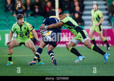 Gloucester, Großbritannien. 30. November 2013. Josh MATAVESI (Worcester Warriors) durch Luther BURRELL (Northampton Saints) während der Aviva Premiership Rugby Union Befestigung zwischen Worcester Warriors und Northampton Saints aus Sixways Stadium, Worcester in Angriff genommen wird. Bildnachweis: Aktion Plus Sport/Alamy Live-Nachrichten Stockfoto