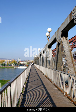 Alte Brücke in Bratislava, Slowakei Stockfoto