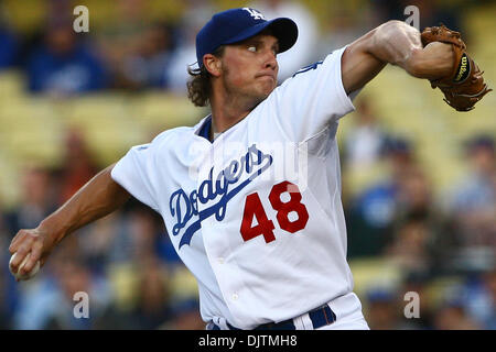 1. Juni 2010: Los Angeles Schwindler Krug ab John Ely macht einen Stellplatz im ersten Inning.  Während eines Spiels zwischen Western Division Rivalen, Arizona-Diamantmarkierungen und Los Angeles Dodgers im Dodger Stadium. (Kredit-Bild: © Tony Leon/Southcreek Global/ZUMApress.com) Stockfoto