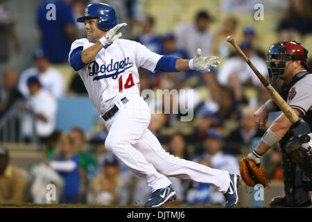 1. Juni 2010: Los Angeles Dodgers Shortstop Jamey Carroll, verbindet auf einem Stellplatz von Arizona-Diamantmarkierungen Krug Dan Haren im dritten Inning ab.  Während eines Spiels zwischen Western Division Rivalen, Arizona-Diamantmarkierungen und Los Angeles Dodgers im Dodger Stadium. (Kredit-Bild: © Tony Leon/Southcreek Global/ZUMApress.com) Stockfoto