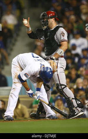 1. Juni 2010: Los Angeles Dodgers erster Basisspieler James Loney kann nicht glauben, den Aufruf von Home-Plate Umpire Tim Timmos im unteren Teil der siebten Inning. . Während eines Spiels zwischen Western Division Rivalen, Arizona-Diamantmarkierungen und Los Angeles Dodgers im Dodger Stadium. (Kredit-Bild: © Tony Leon/Southcreek Global/ZUMApress.com) Stockfoto