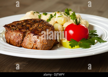 Rindersteak mit Gnocchi und Gorgonzola-sauce Stockfoto