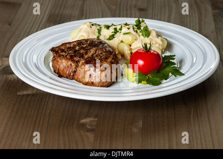 Rindersteak mit Gnocchi und Gorgonzola-sauce Stockfoto