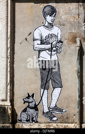 Graffiti-Karikatur eines jungen, die Benutzung eines Mobiltelefons während heraus mit seinem Hund, Venedig, Italien. Stockfoto