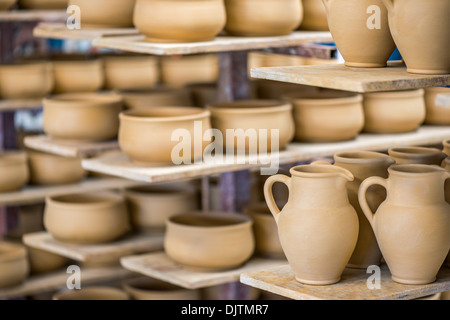 Regale mit Keramik Geschirr in Keramikwerkstatt Stockfoto