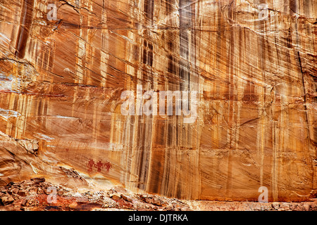 Anasazi Piktogramme auf Wüstenlack Wände in Utahs Calf Creek Canyon und Grand Staircase Escalante National Monument gefunden. Stockfoto