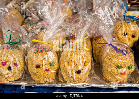 Zucker Schädel zur Feier des Tages der Toten Festival bekannt in Spanisch als Día de Muertos 1. November 2013 in Oaxaca, Mexiko. Stockfoto