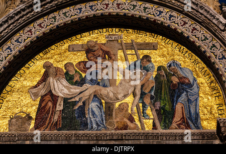 Mosaik von Jesus Christus vom Kreuz heruntergenommen nach seinem Tod, Markusdom, Venedig, Italien. Stockfoto