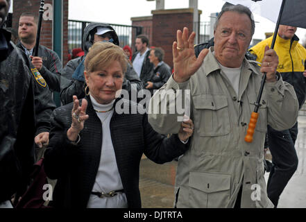 NCAA Gator Bowl - Ann und Bobby Bowden kommen im Alltell-Stadion vor Beginn der 2010 Gator Bowl. (Kredit-Bild: © Mike Olivella/ZUMApress.com) Stockfoto