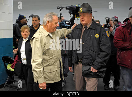 NCAA Gator Bowl - Wellen in den Medien vor der Überschrift in den Umkleideraum im Alltell-Stadion vor Beginn der 2010 Gator Bowl Bobby Bowden. (Kredit-Bild: © Mike Olivella/ZUMApress.com) Stockfoto