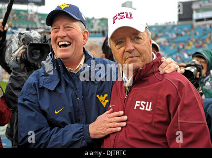 NCAA Gator Bowl - Bobby Bowden und West Virginia Cheftrainer Austausch Kriegsgeschichten im Mittelfeld vor Beginn der 2010 Gator Bowl (Credit-Bild: © Mike Olivella/ZUMApress.com) Stockfoto